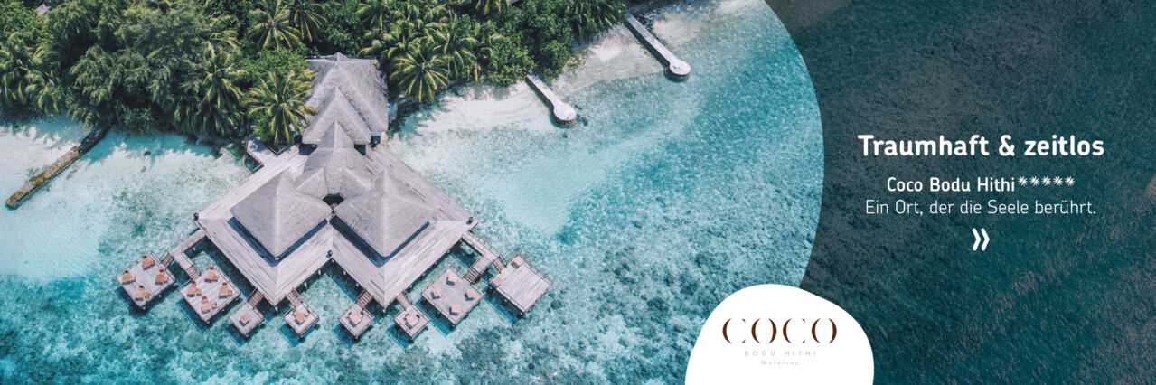 Luftaufnahme eines Resorts mit mehreren Gebäuden auf einer Insel, umgeben von türkisfarbenem Wasser. Sichtbare Textfragmente: 'Traumhaft & zeitlos', 'Coco Bodu Hithi *****', 'Ein Ort, der die Seele berührt.'
