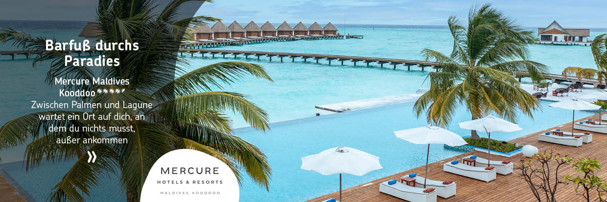 Blick auf Lagune mit Palmen, Sonnenschirmen und über Wasser gebauten Bungalows, Text 'Barfuß durchs Paradies Mercure Maldives Kooddoo Zwischen Palmen und Lagune wartet ein Ort auf dich, an dem du nichts musst, außer ankommen', Mercure-Logo