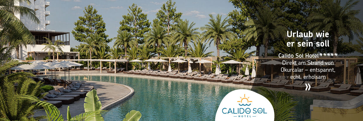 Großer, geschwungener Hotelpool mit Liegestühlen und Sonnenschirmen, umgeben von Palmen und Hotelgebäuden.