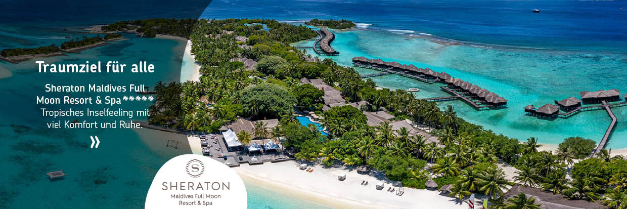 Luftaufnahme eines tropischen Inselresorts mit weißen Sandstränden, Palmen und über Wasser gebauten Bungalows.