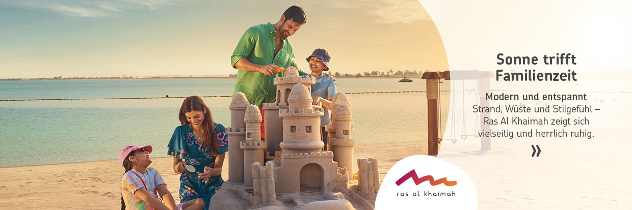Familie baut am Strand eine große Sandburg, im Hintergrund Meer und weiter Horizont, rechts Text mit Überschrift 'Sonne trifft Familienzeit' und Logo von Ras Al Khaimah