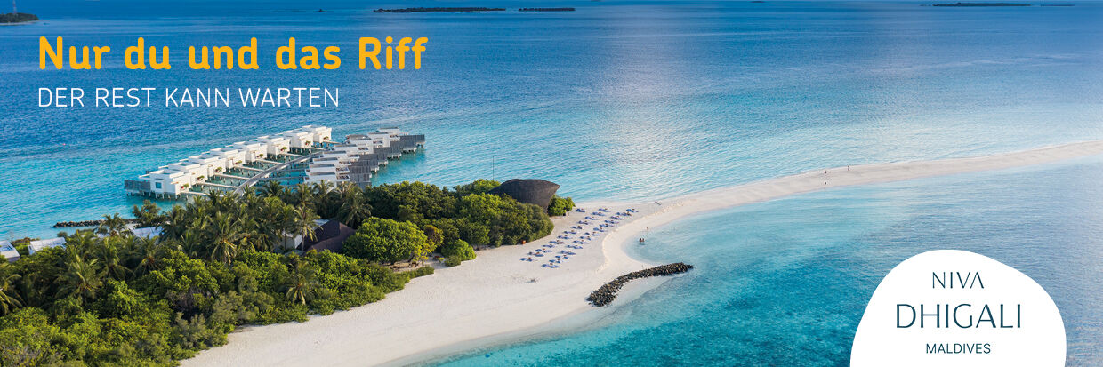 Luftaufnahme einer Insel mit Resort, Strand und Stegen im türkisfarbenen Meer, darüber der Text 'Nur du und das Riff DER REST KANN WARTEN' und ein rundes Logo mit 'NIVA DHIGALI MALDIVES'