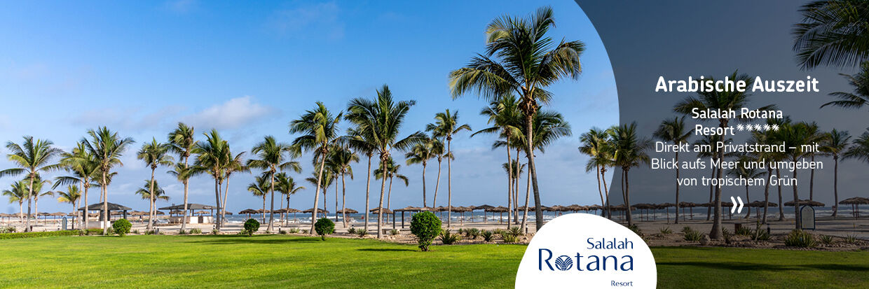Grüne Rasenfläche mit Palmen vor blauem Himmel und Meer im Hintergrund sowie Text 'Arabische Auszeit Salalah Rotana Resort Direkt am Privatstrand – mit Blick aus Meer und umgeben von tropischem Grün'