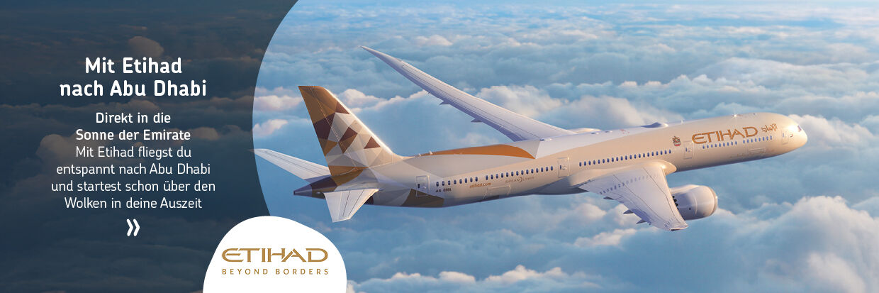 Flugzeug der Fluggesellschaft Etihad Airways in der Luft über Wolken mit Text "Mit Etihad nach Abu Dhabi Direkt in die Sonne der Emirate Mit Etihad fliegst du entspannt nach Abu Dhabi und startest schon über den Wolken in deine Auszeit" und Etihad-Logo