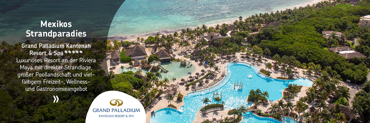 Luftaufnahme eines großen Resortpools mit Palmen und Liegen am Strand neben türkisfarbenem Meer