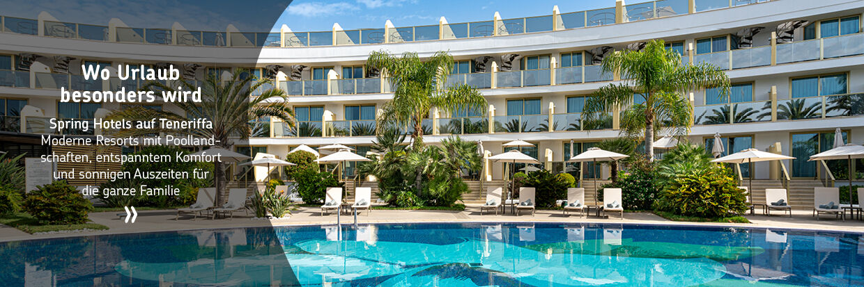 Hotelgebäude mit mehreren Stockwerken und Balkonen vor einem großen Pool mit Palmen im Vordergrund
