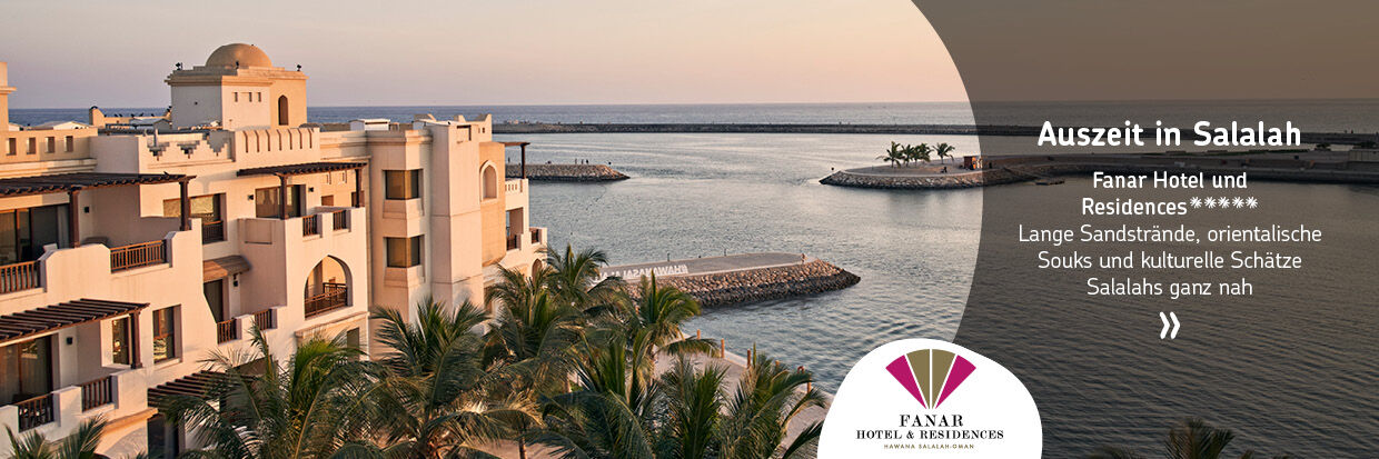 Blick auf ein Hotelgebäude mit Palmen am Meer und Hafenmole bei Sonnenuntergang, rechts Text zu Auszeit in Salalah und Hotel Fanar Hotel and Residences