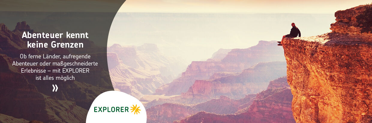 1 Person sitzt auf einem Felsvorsprung