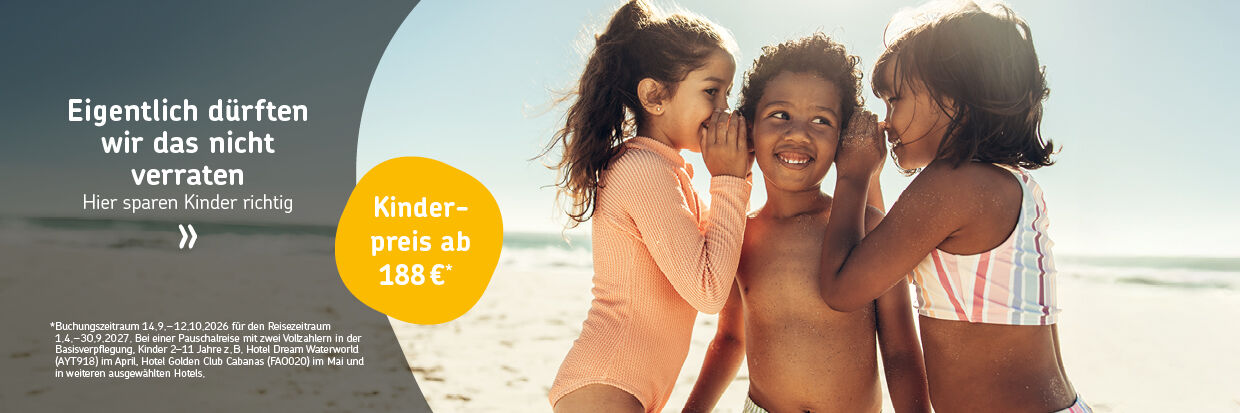 Drei Kinder in Badebekleidung am Strand, zwei flüstern dem dritten ins Ohr, alle lächeln