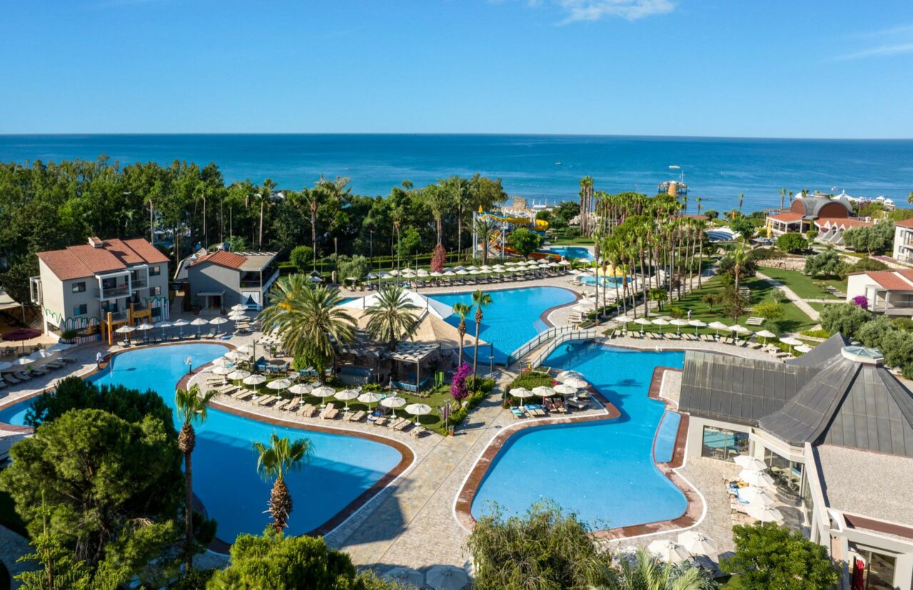Poollandschaft am Meer