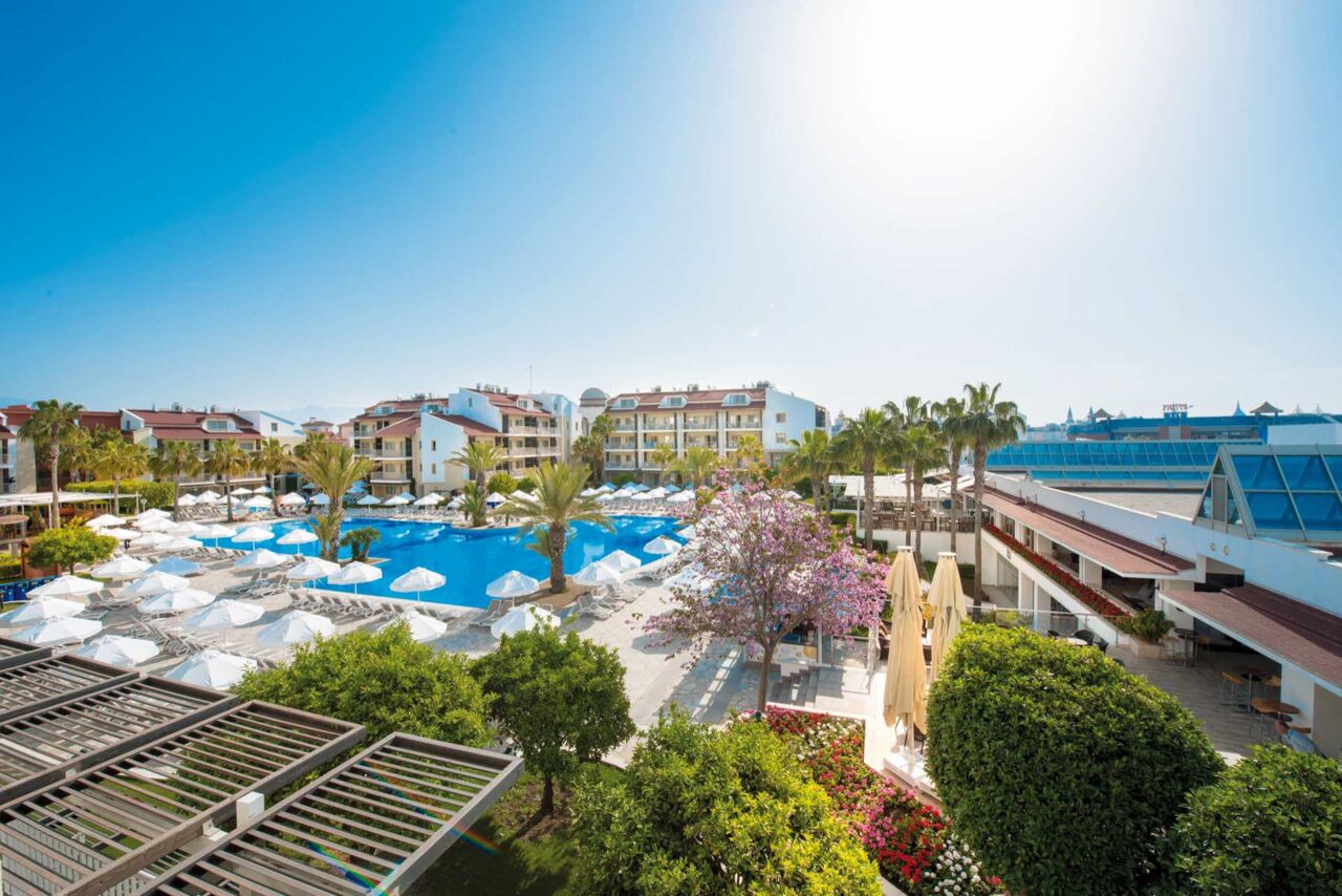 Hotelpool mit Meerblick