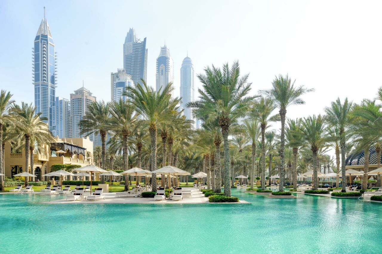 Poollandschaft mit Blick auf Skyline