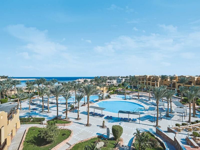 Hotelanlage mit großer Poollandschaft