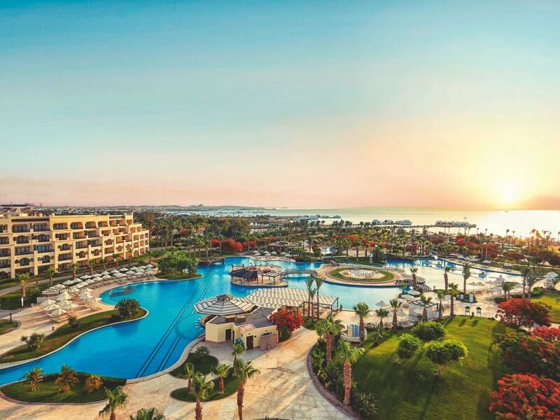 Große Hotelanlage mit Poollandschaft