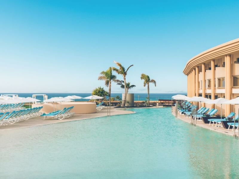 Infinity Pool mit Blick auf das Meer