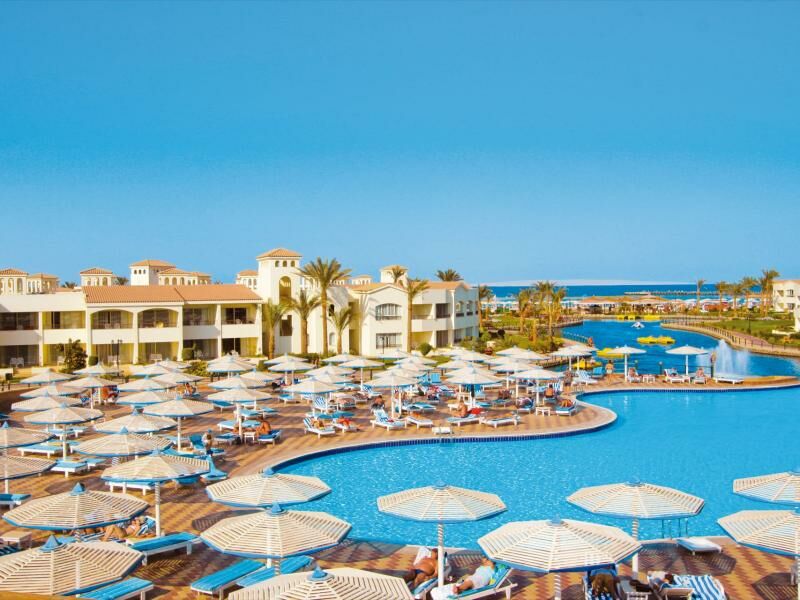 Poolanlage eines Hotels
