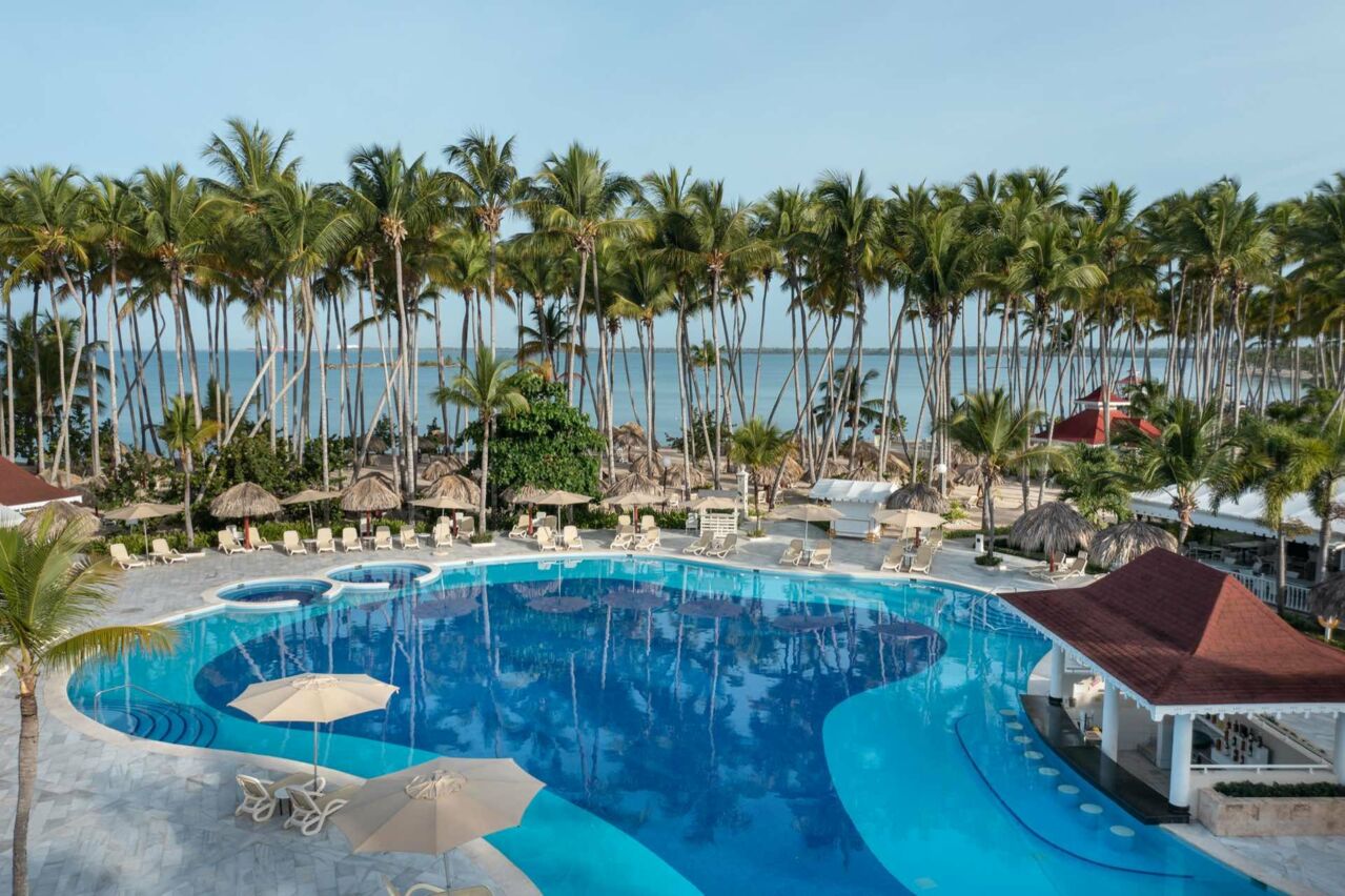 Pool mit Blick auf Palmen und Meer