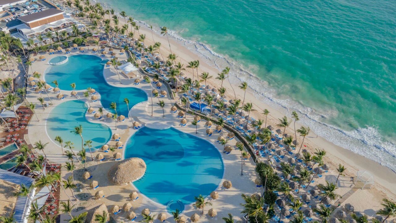 Poolanlage direkt am schönen Strand