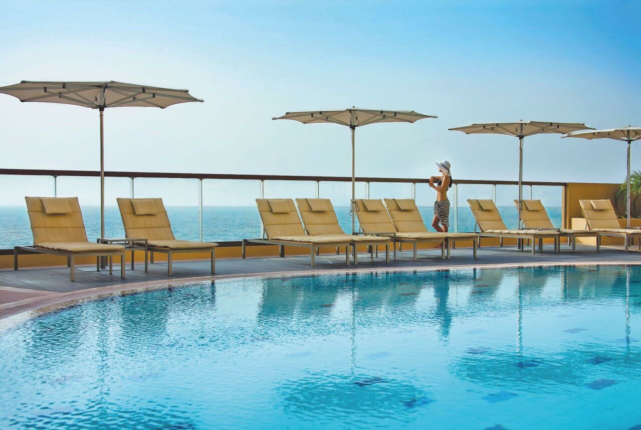 Pool mit Blick auf das Meer