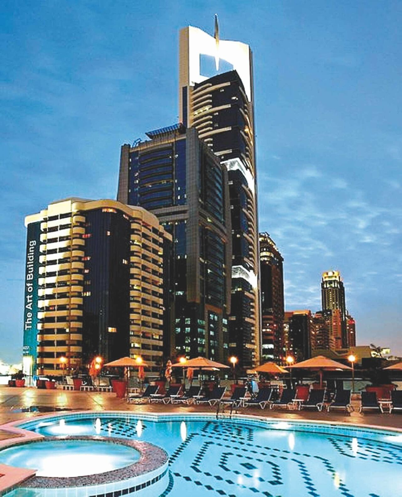 Pool mit Blick auf moderne Hochhäuser