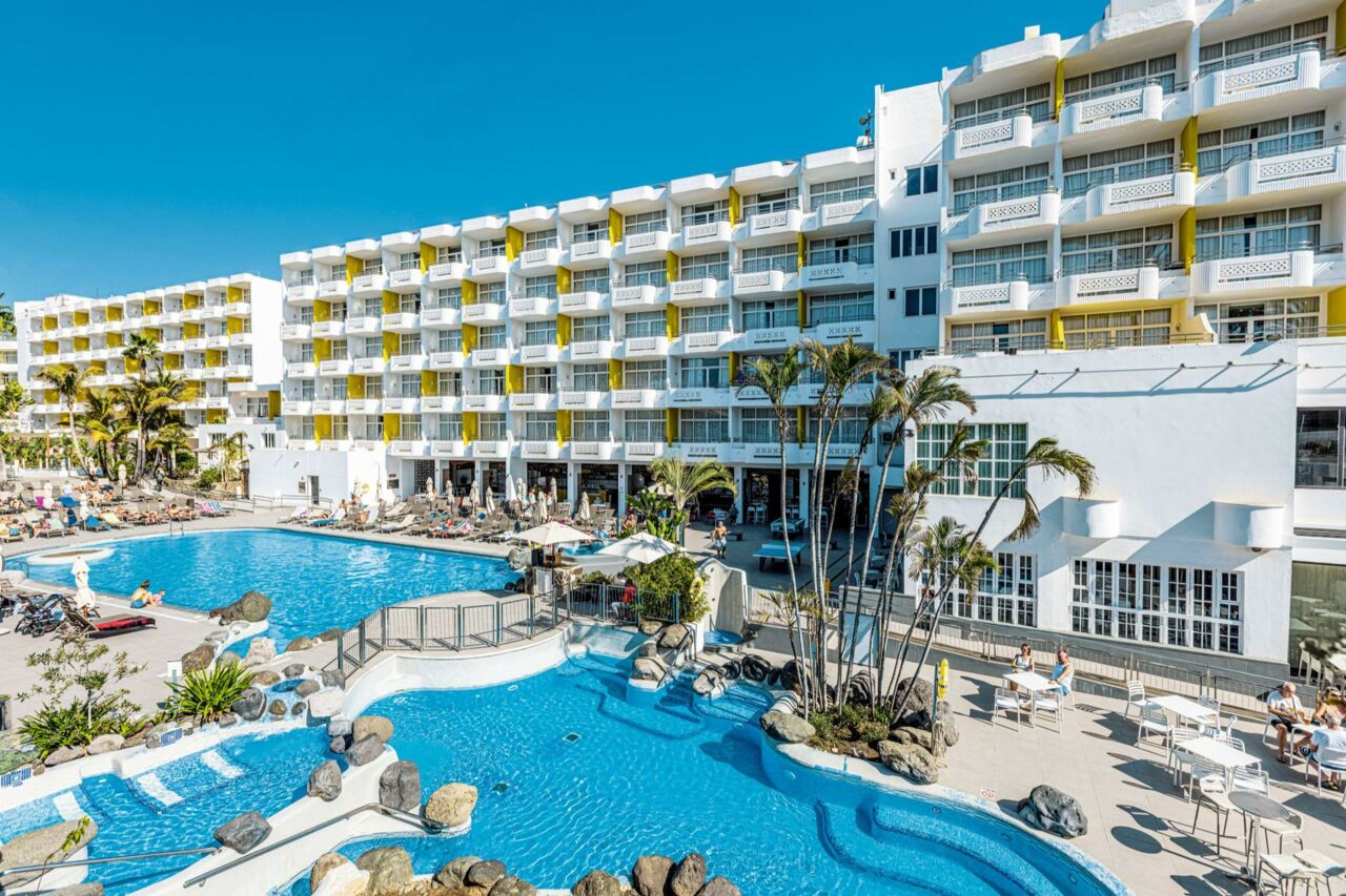Mehrstöckiges Hotelgebäude mit Pool