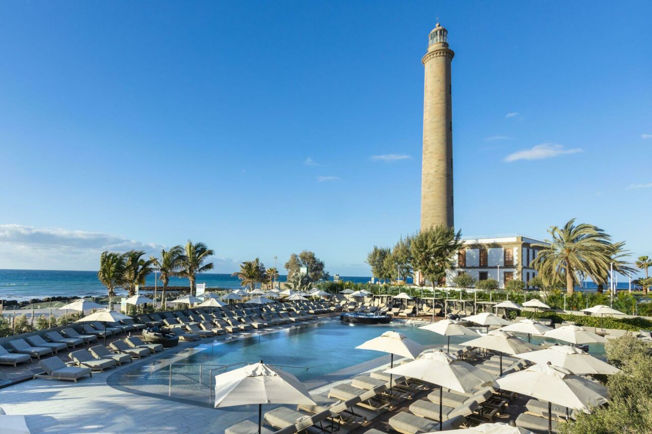 Hotelpool mit Ausblick auf Leuchtturm