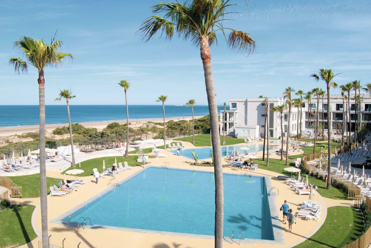 Poolanlage mit Meerblick
