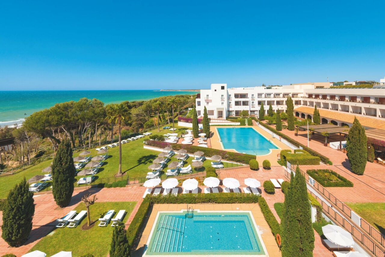 Hotelanlage mit zwei Pools