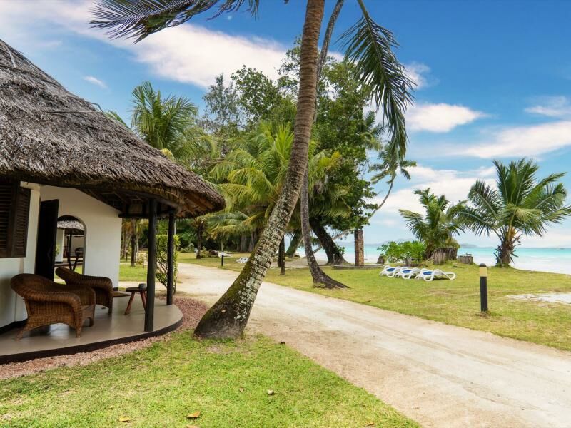 Strandhaus mit Palmen
