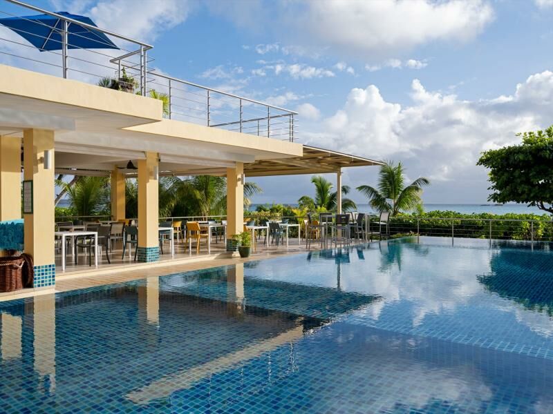 Moderner Pool