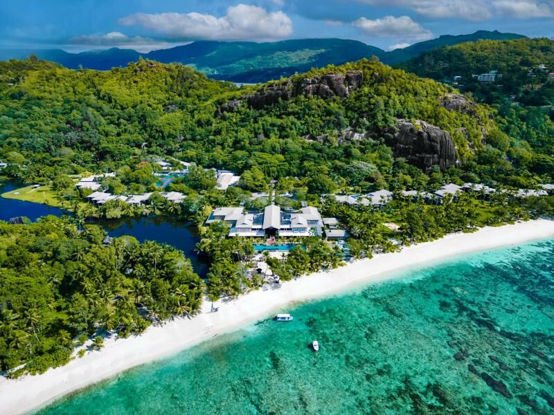 Schönes Hotel umgeben von grün direkt am Strand