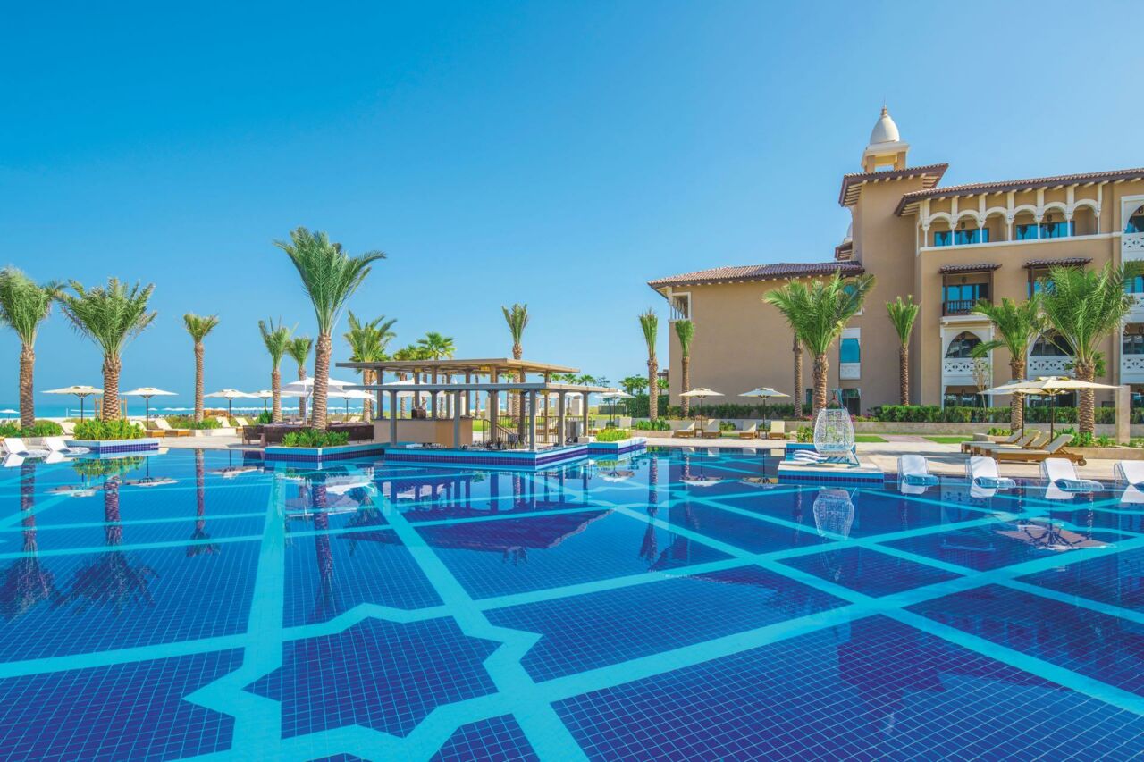 Poolanlage eines Hotels
