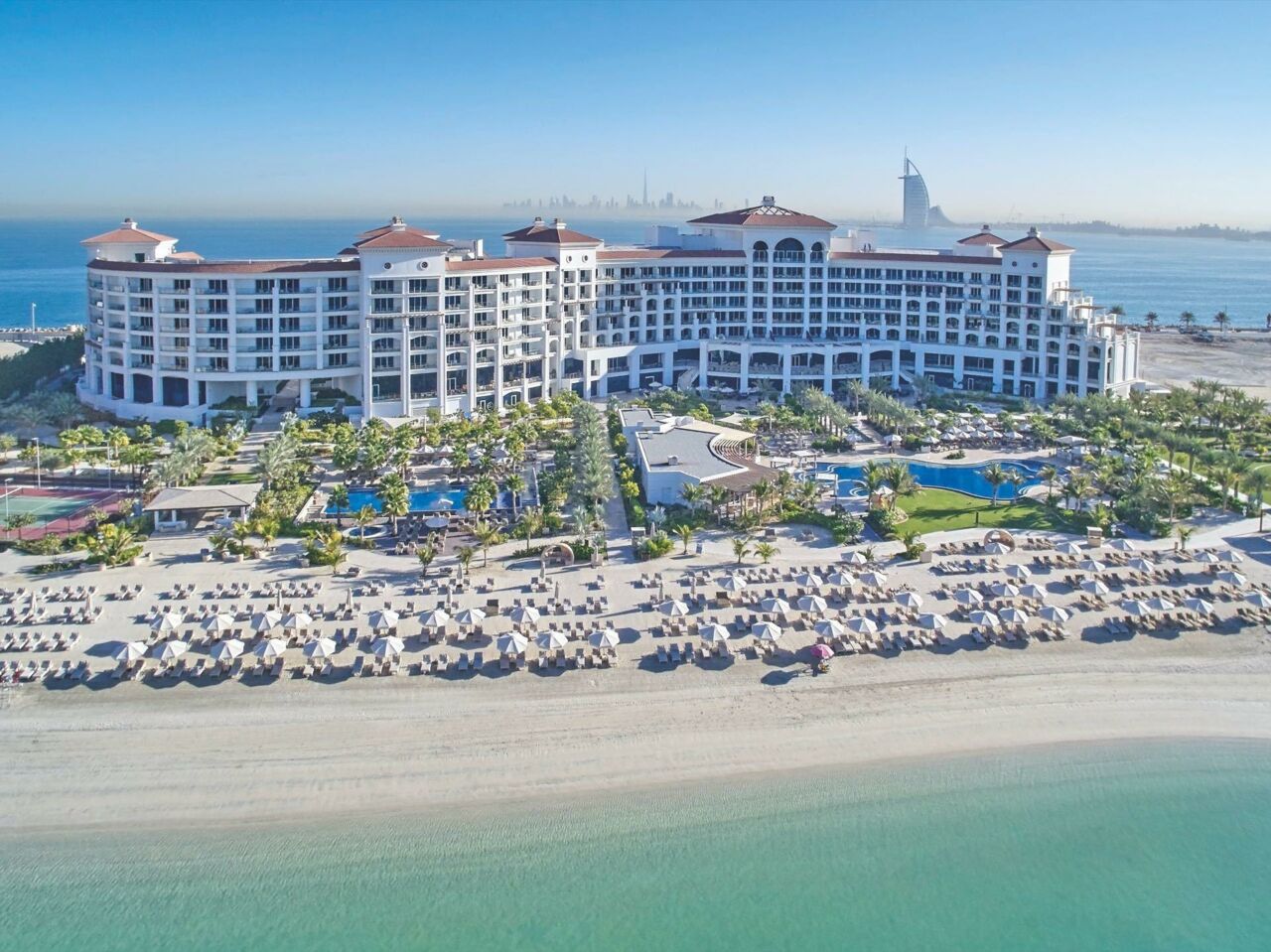 Große Hotelanlage direkt am Strand