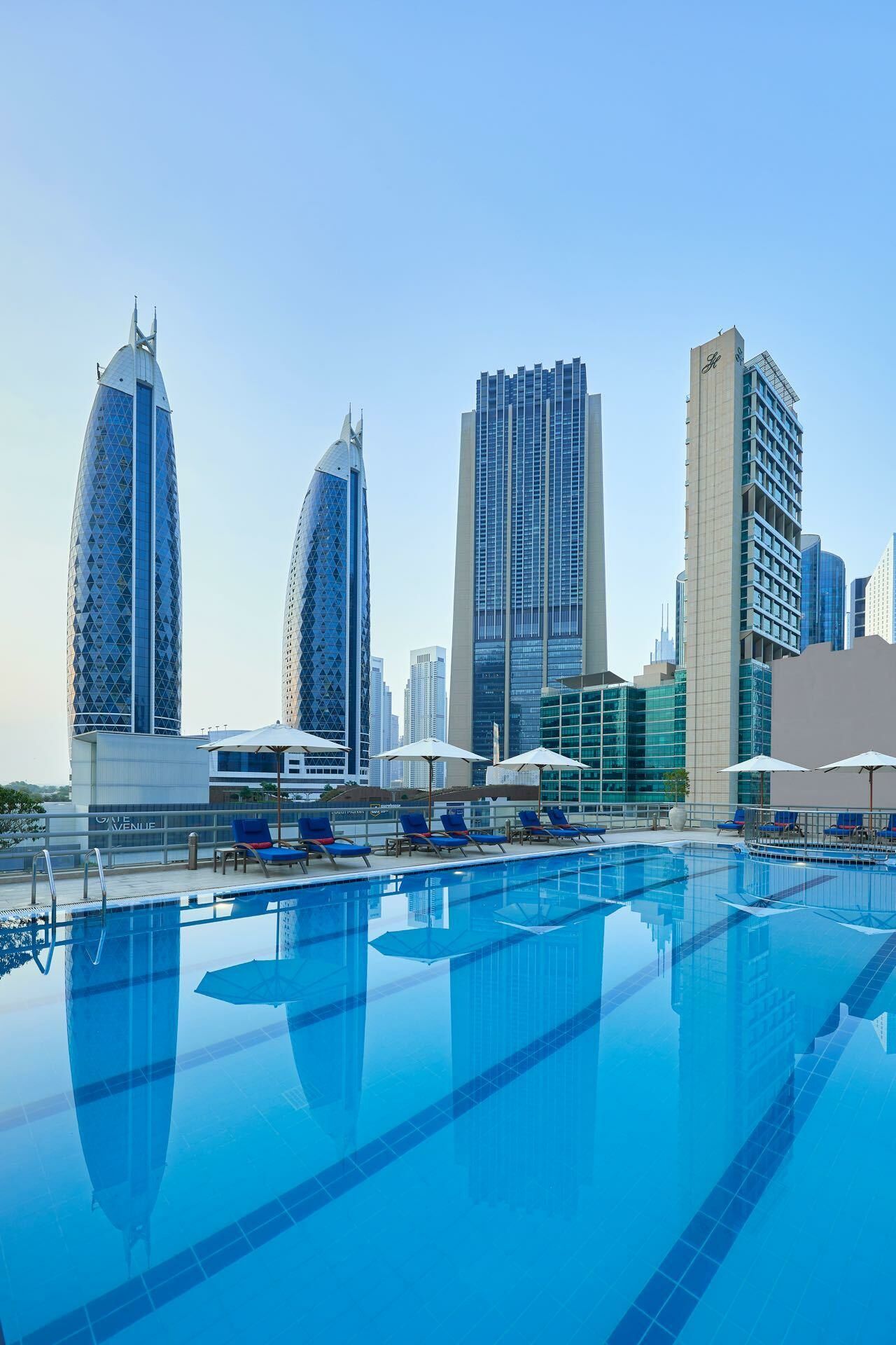 Hotelpool mit Blick auf Skyline