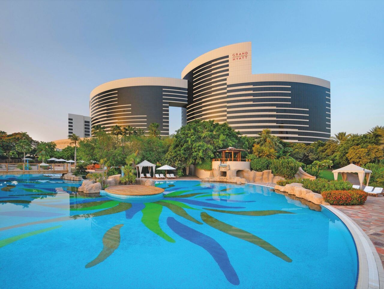 Große Hotelanlage mit Poollandschaft
