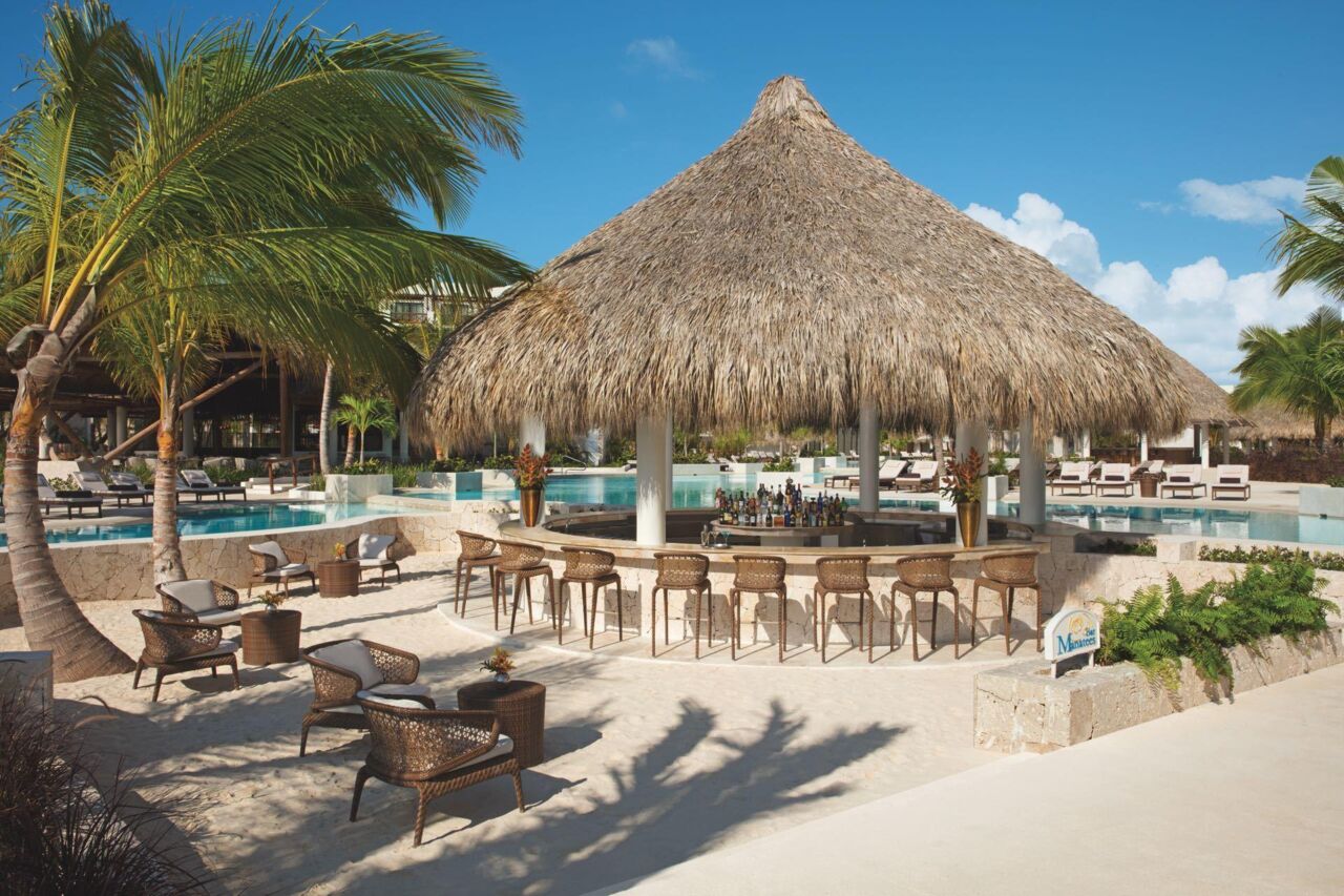Strandbar mit Strohdach
