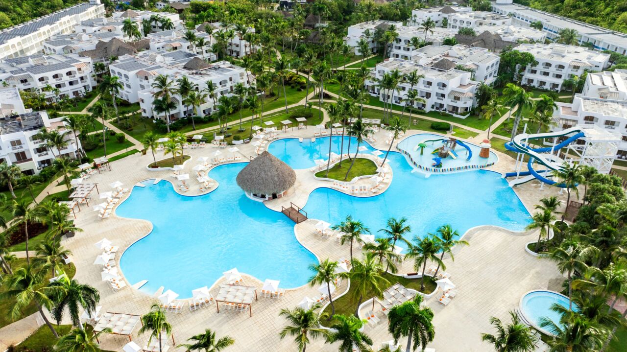 Luftaufnahme eines großen Resort Pools