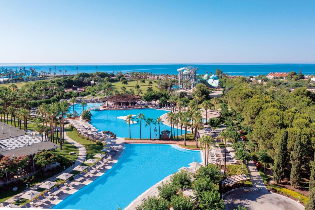 Großes Hotelpoolgelände