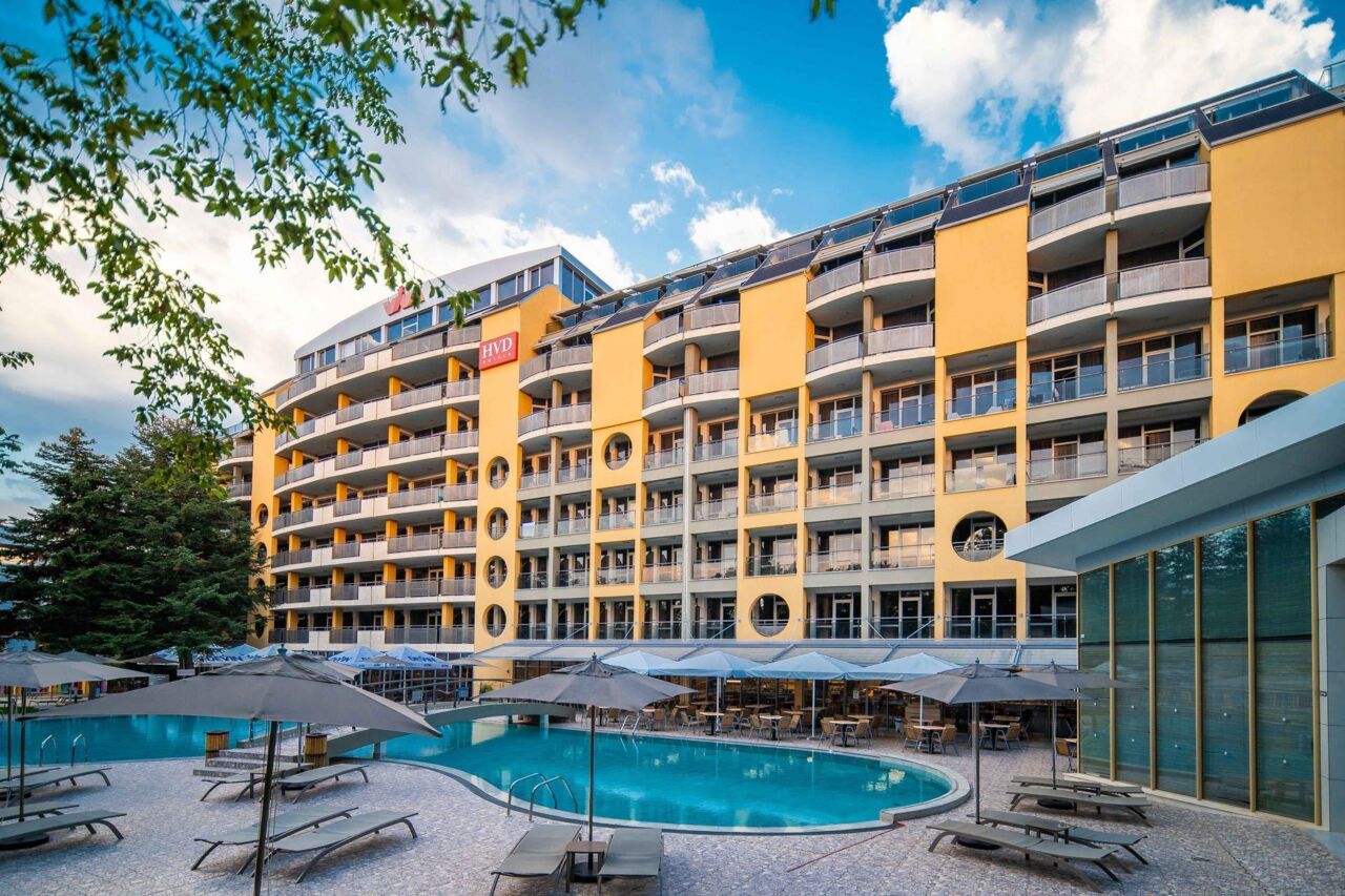 Hotelpool mit Liegestühlen