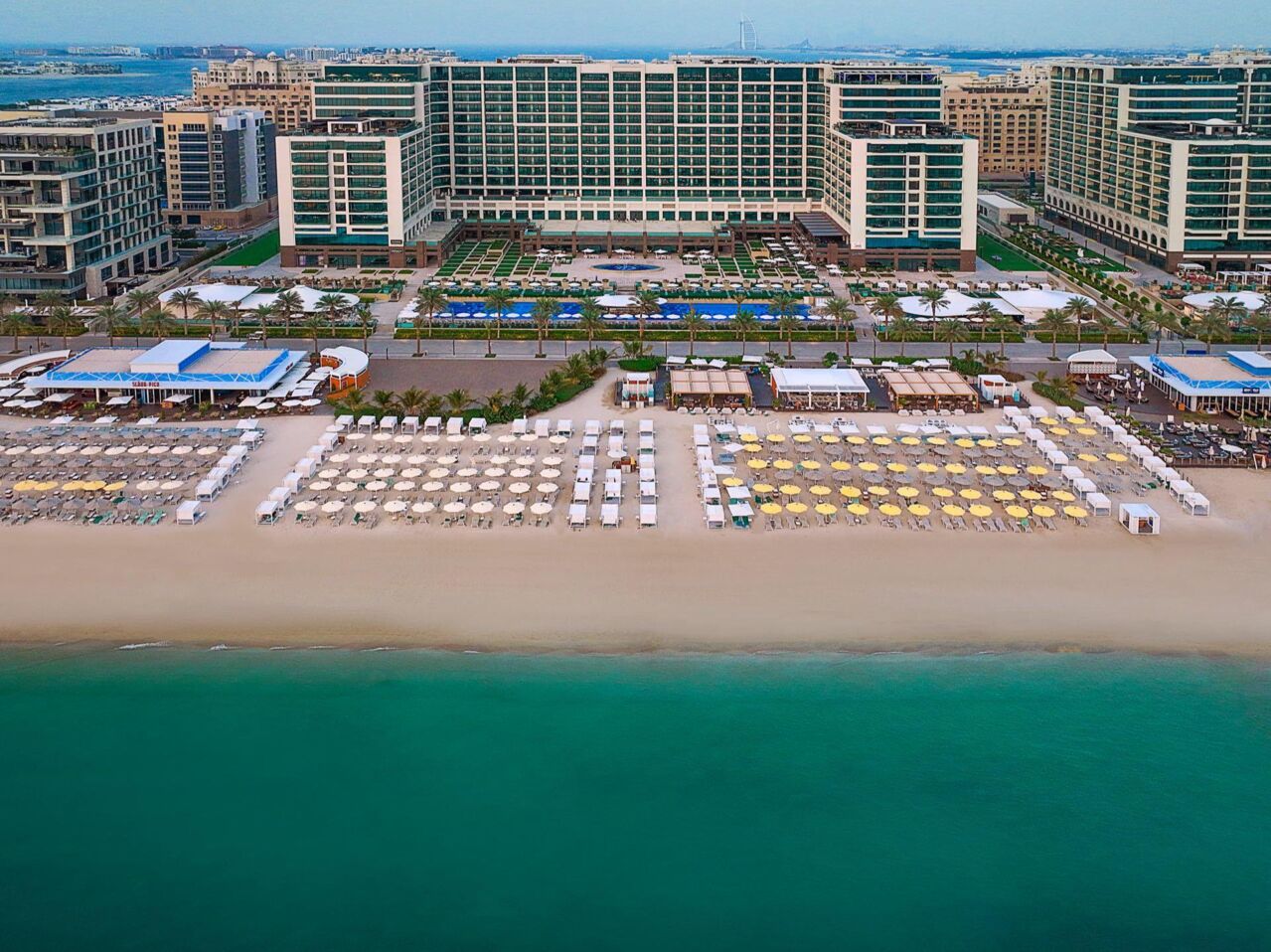 Großer Hotelkomplex am Strand