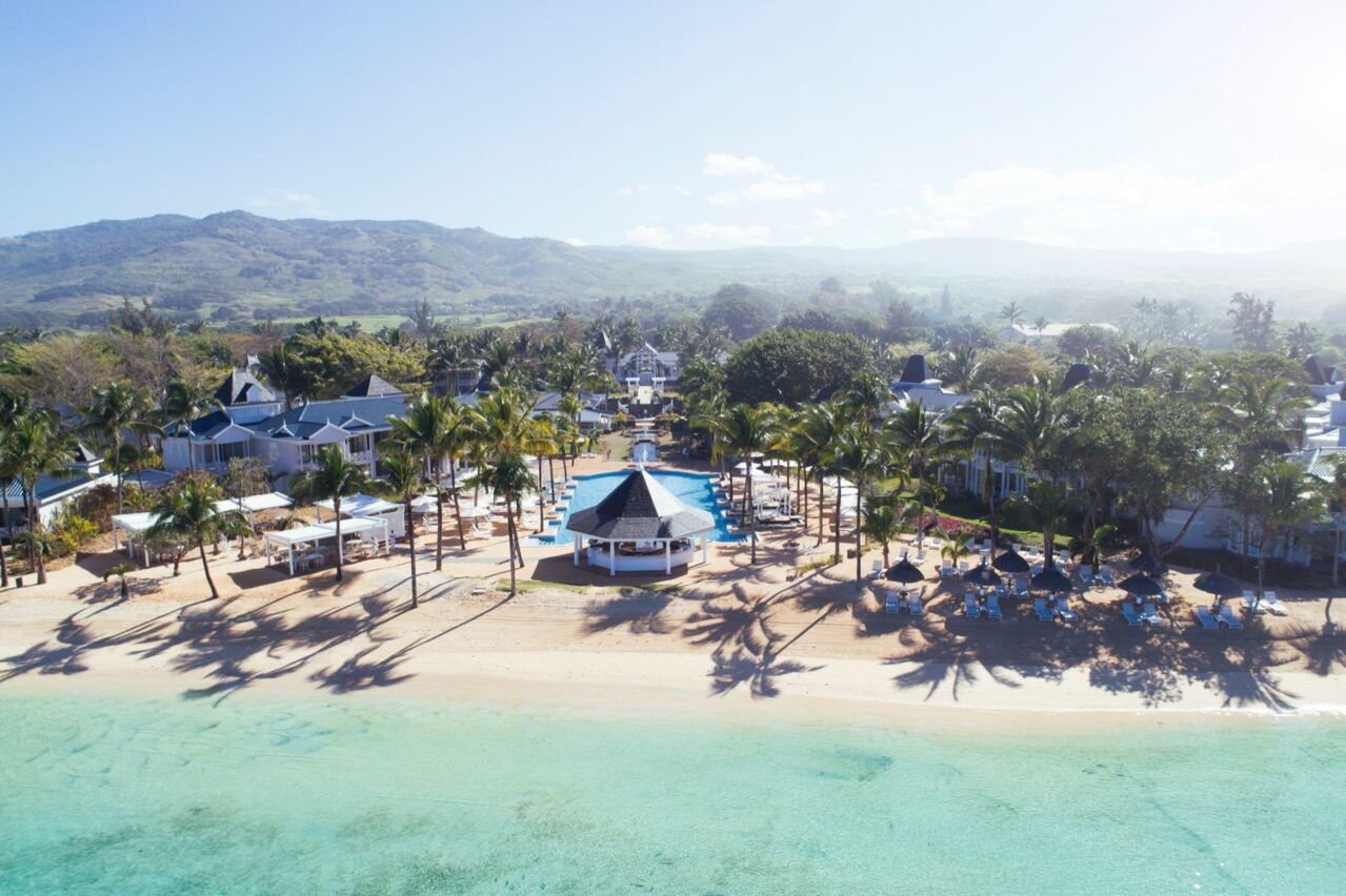 Strandabschnitt mit Hotelanlage