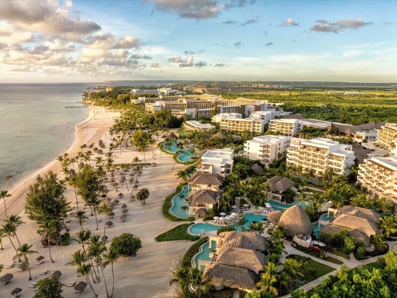 Luftaufnahme eines Küstenresorts