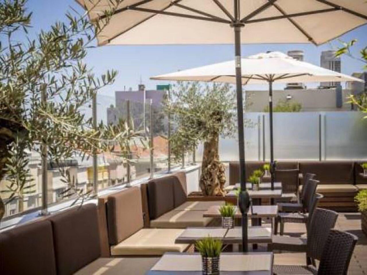 Dachterrasse mit Blick auf Lissabons Skyline
