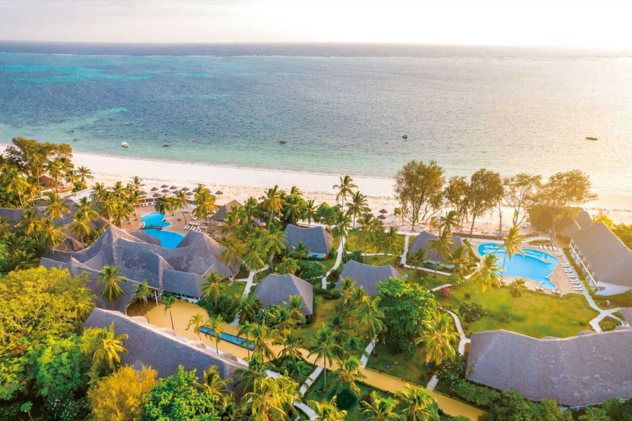 Luftaufnahme einer tropischen Strandanlage