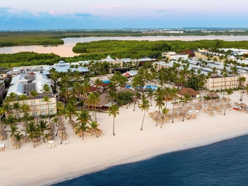 Luftaufnahme eines tropischen Resorts mit mehreren Gebäuden