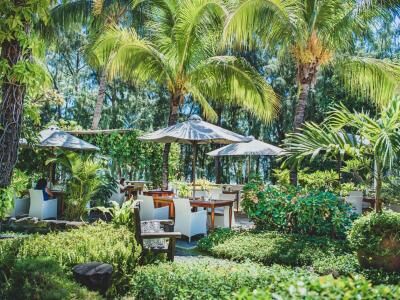 Gartenrestaurant mit mehreren Tischen