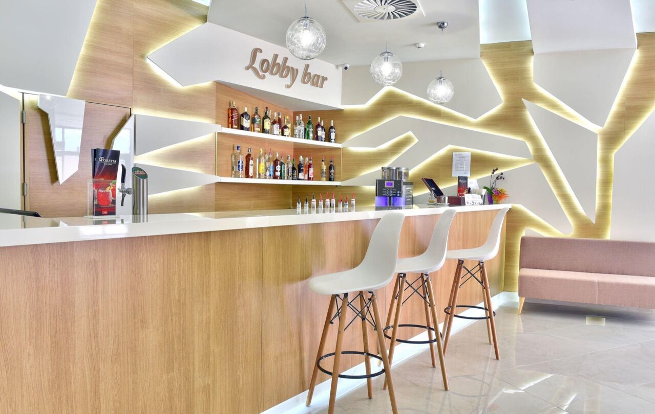 Moderne Hotelbar mit Holztheke