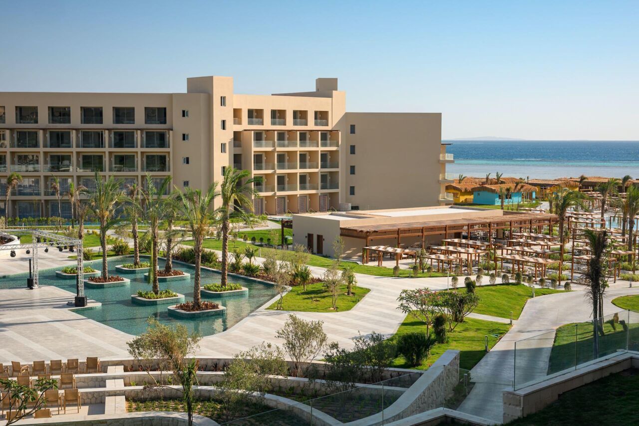 Moderner Hotelkomplex mit mehreren Stockwerken