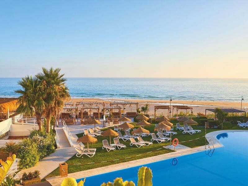 Pool mit Liegestühlen und Strohdächern