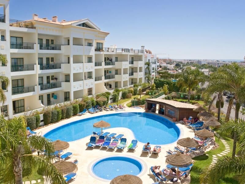 Hotelanlage mit mehreren Stockwerken und einem großen, geschwungenen Pool